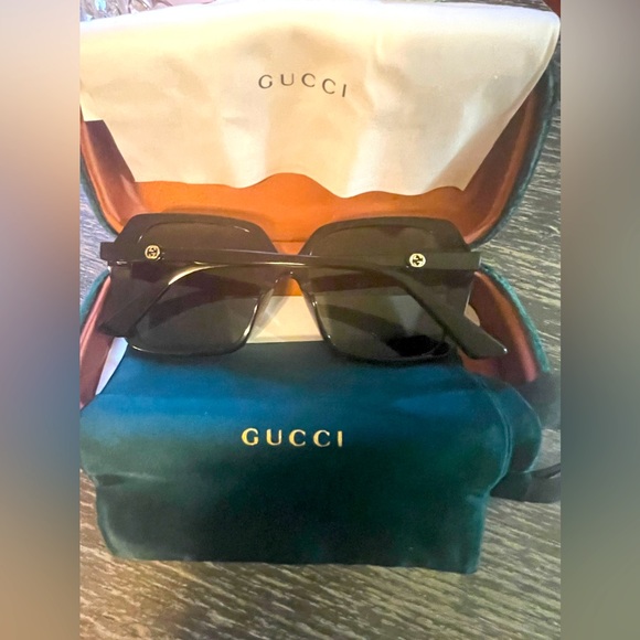 Women’s 💚sunglasses 🕶️(Gucci)💚 - Picture 6 of 11
